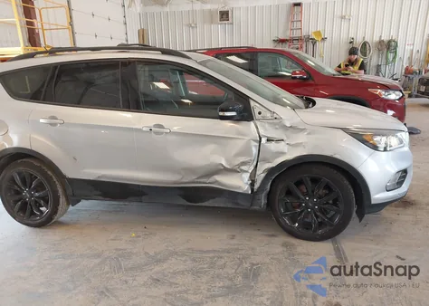 2019 Ford Escape Titanium z USA, uszkodzony, nr VIN 1FMCU9J90KUB40009